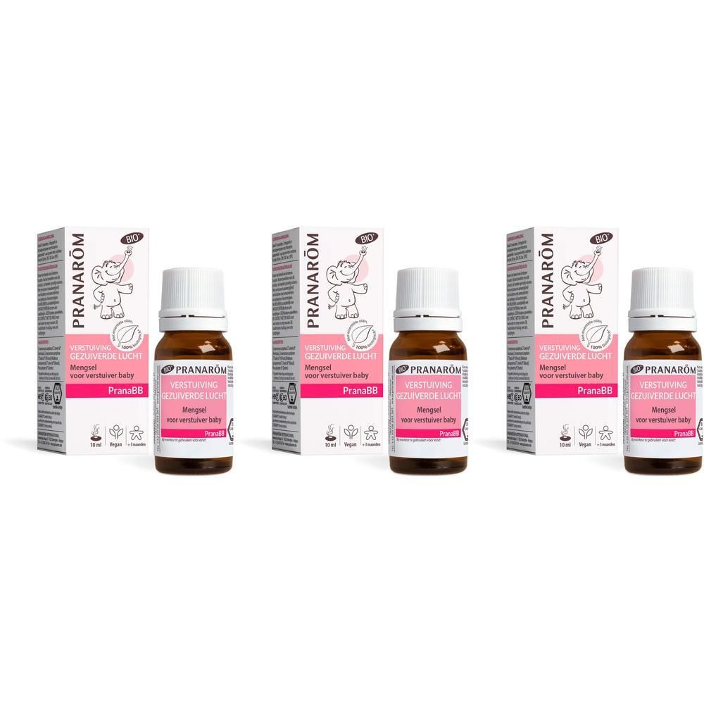 Drie Pranarôm-flesjes met verpakking. Flesjes met witte dop en roze etiket. Verpakking met logo en productnaam.