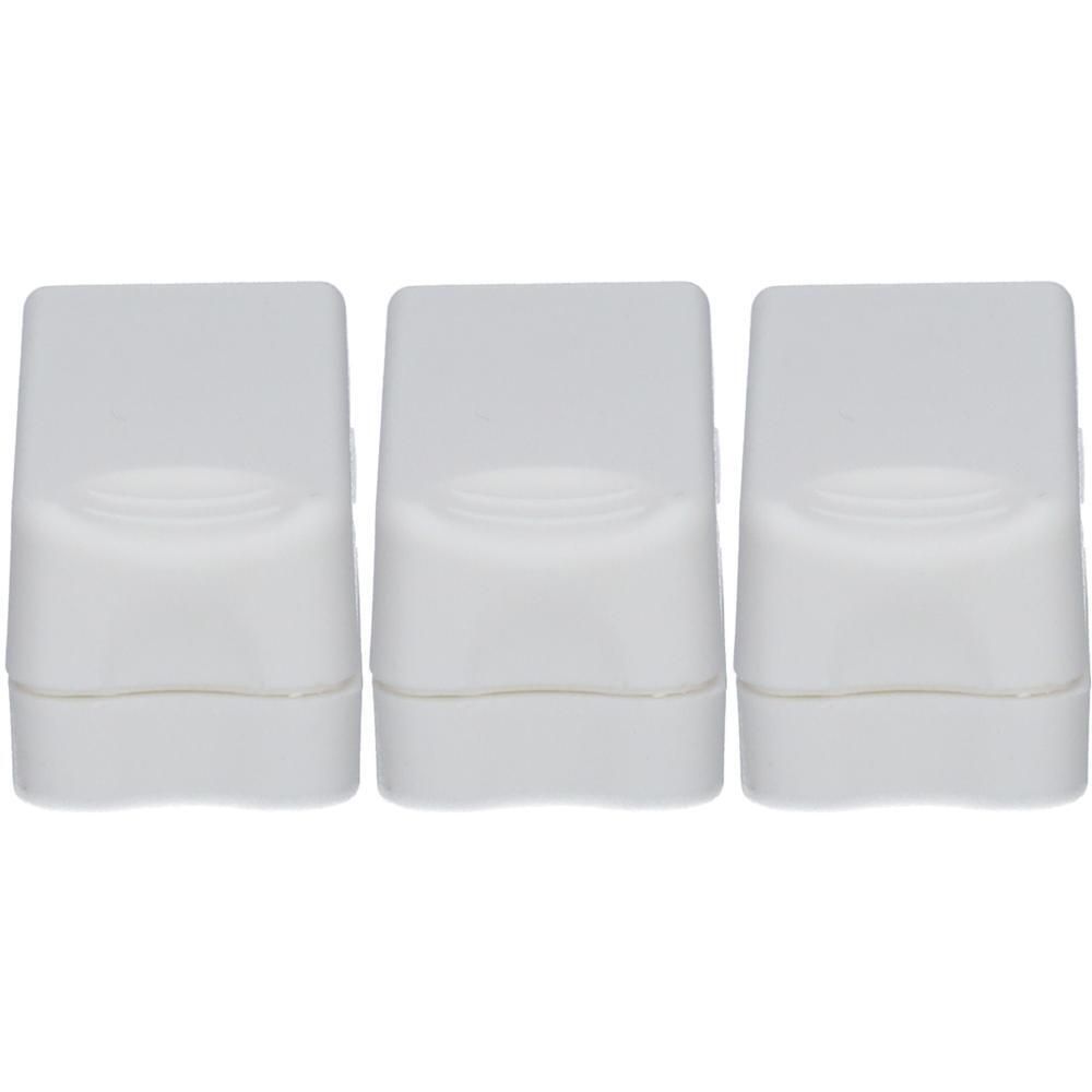 Trois coupe-médicaments blancs compacts. Forme rectangulaire aux coins arrondis. Une fine bande claire entoure la partie inférieure.