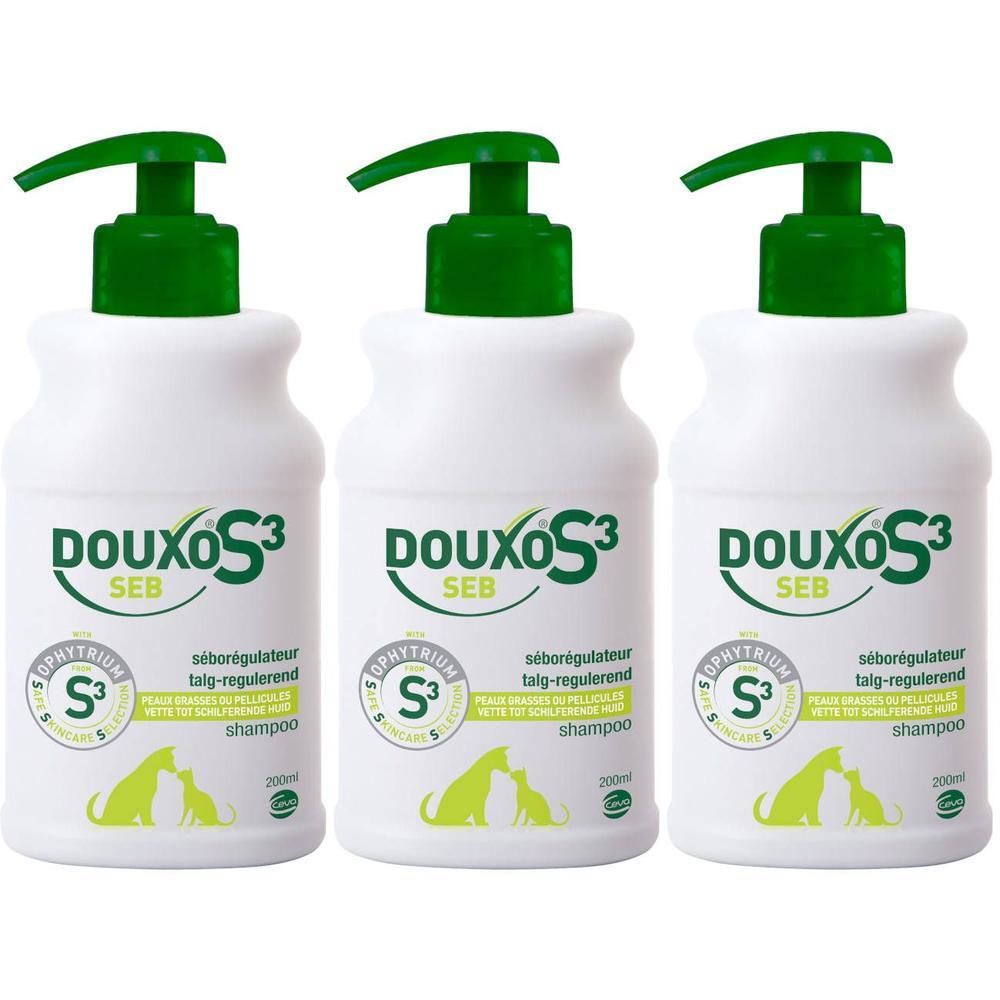 Drie witte flessen met groene pompkop. Op elke fles staat "Douxo S3 Seb" en een logo met hond en kat.