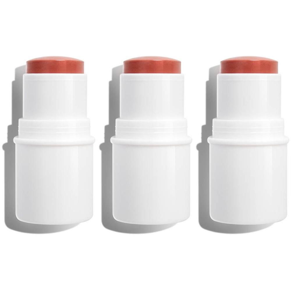 Trois sticks blancs avec produit rose sur le dessus. Sur fond blanc.