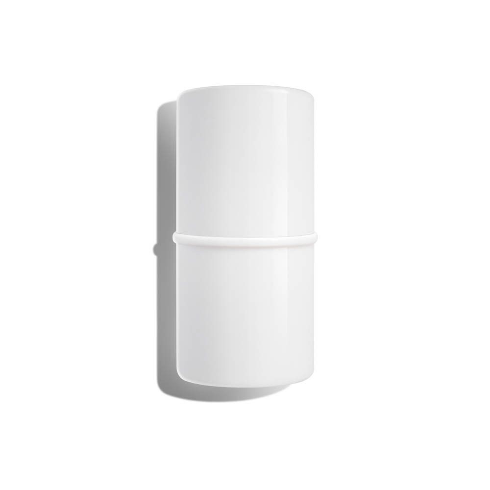 Witte stick met roze product aan de bovenkant. Op witte achtergrond.