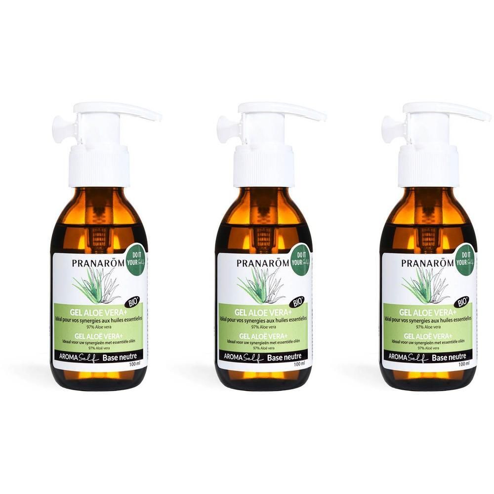 Drie flessen met witte pomp. Op het etiket staat "GEL ALOE VERA" en "PRANAROM". 
