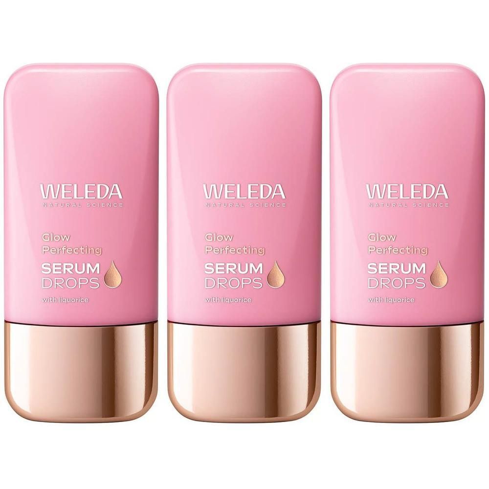 Trois flacons roses avec une base dorée. Chaque flacon porte l'inscription "WELEDA" et "Glow Perfecting Serum Drops".