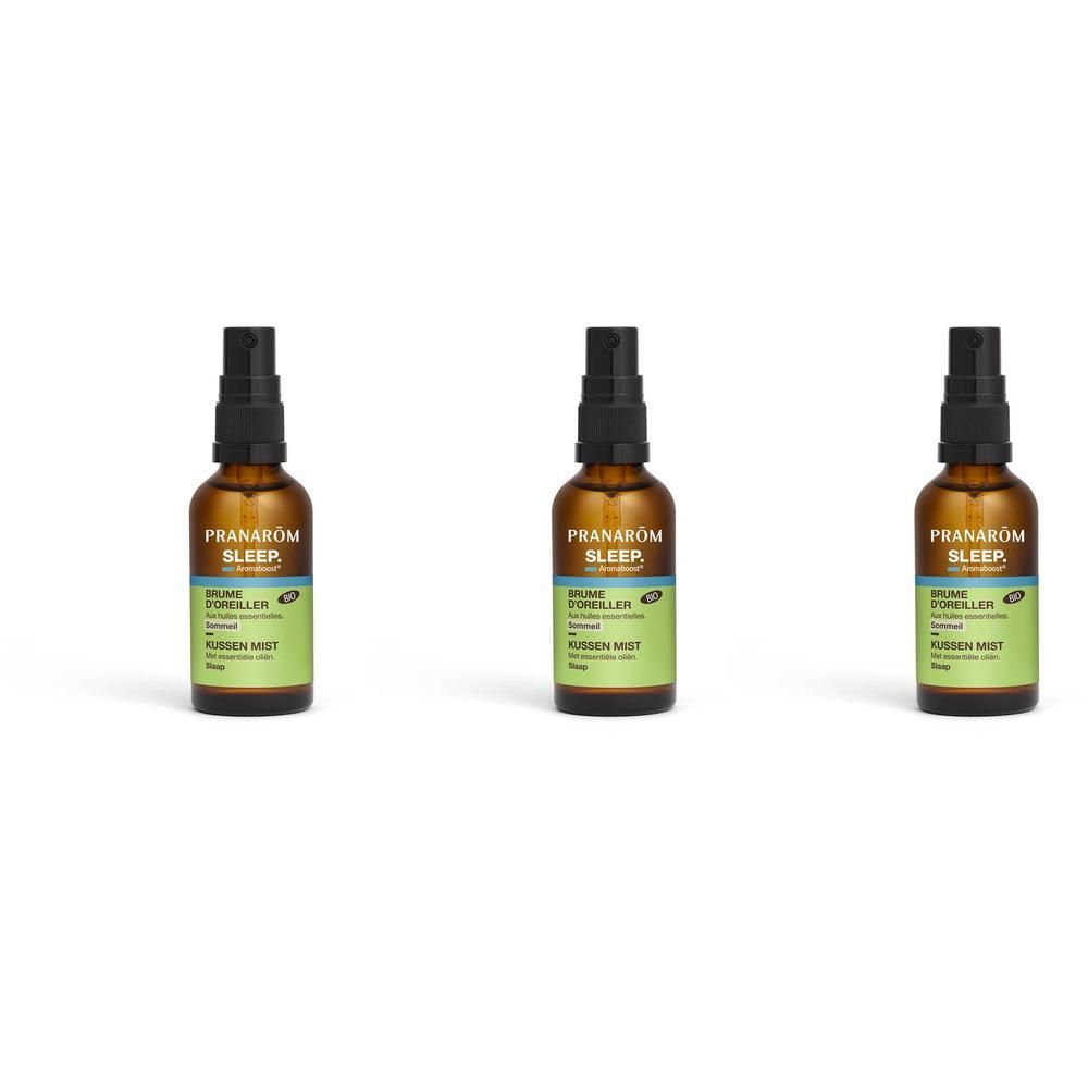 Drie bruine glazen flessen met zwarte verstuiver. Etiket met tekst: Pranarom SLEEP, Brume d'oreiller, Kissen Mist.