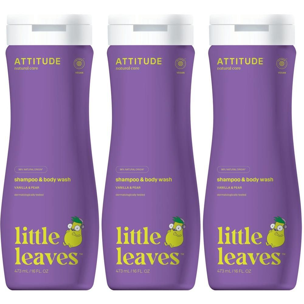 Trois flacons violets de shampooing et gel douche. Inscriptions : ATTITUDE, Little Leaves, Vanille & Poire. Logo végan.