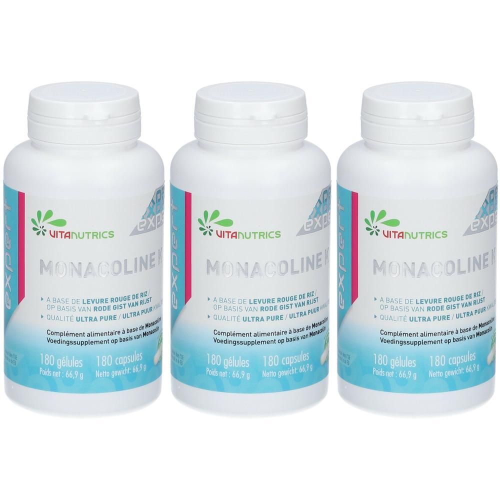 Drie witte flessen met de naam MONACOLINE. Elke fles draagt het merk VITANUTRICS en bevat 180 capsules.