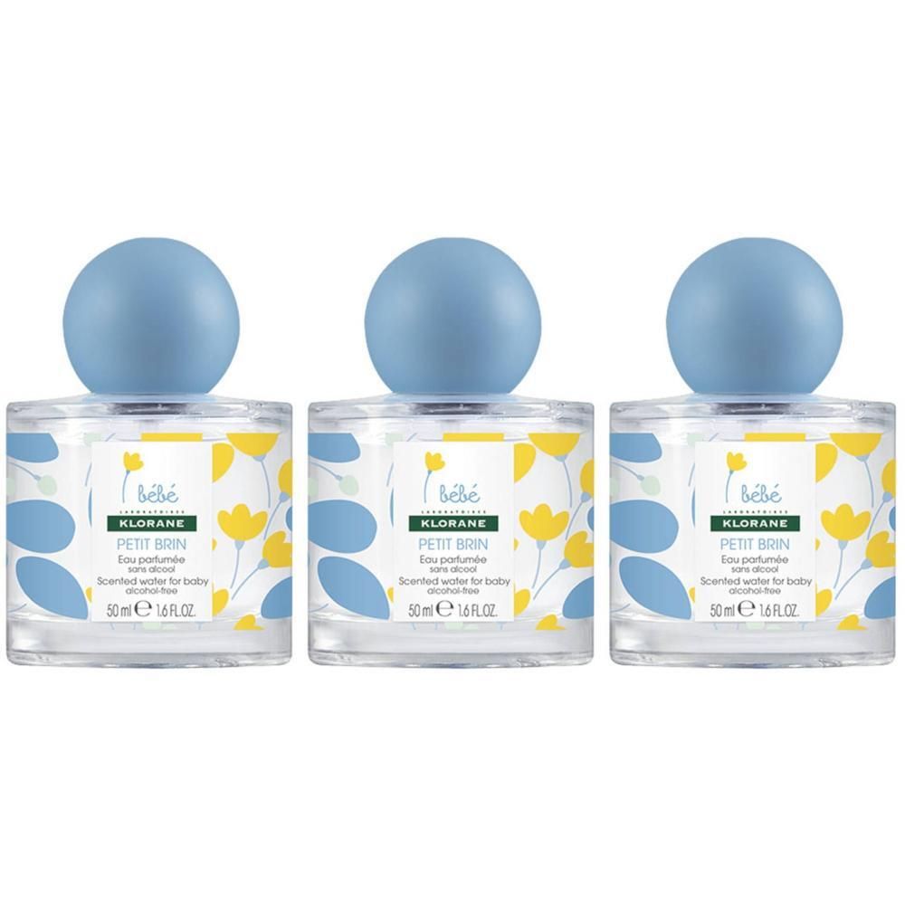 Trois flacons d'eau parfumée pour bébé. Bouchon bleu rond, flacon cylindrique avec motif floral et texte.
