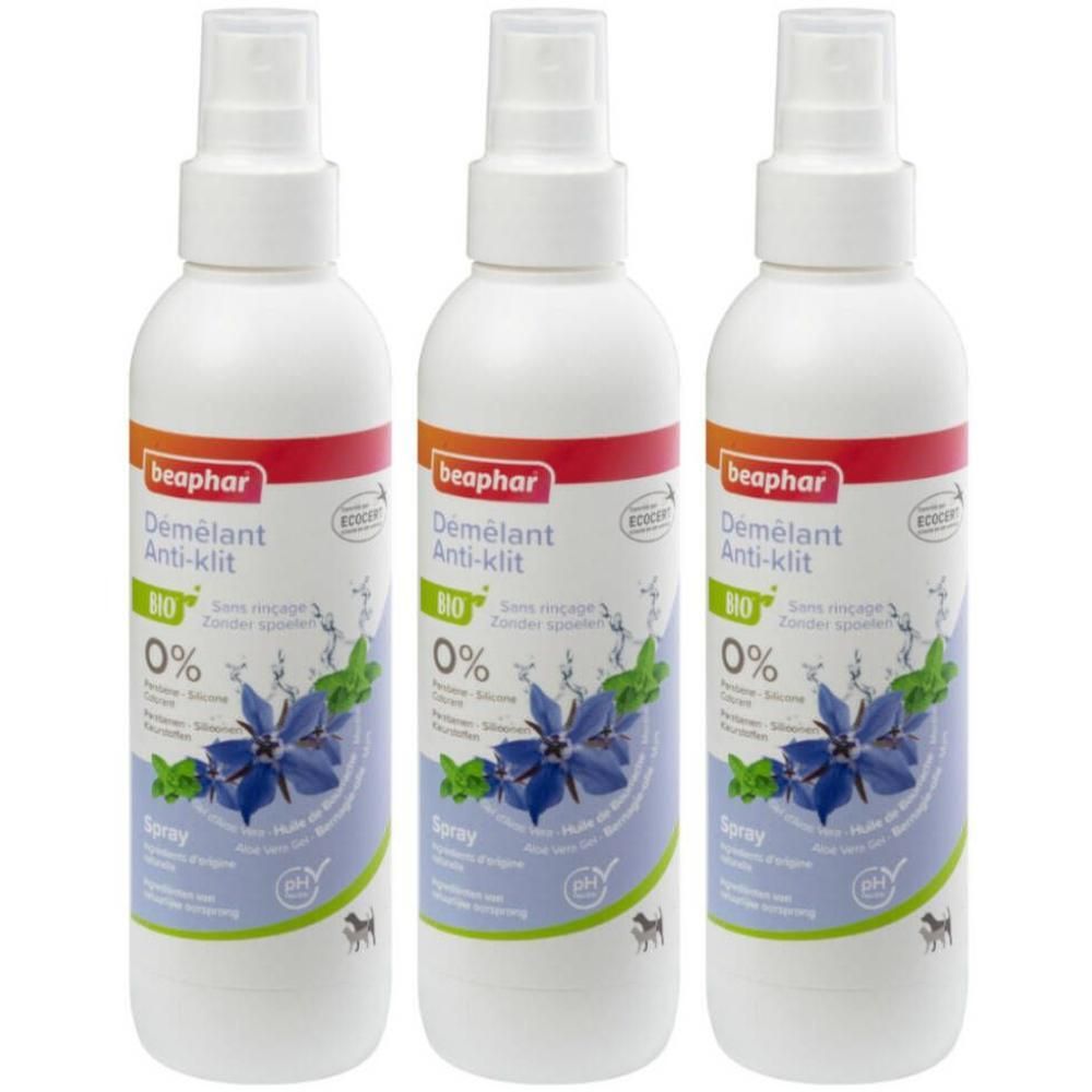 Drie witte spuitflessen met etiketten. Opschrift: Beaphar, Démêlant Anti-klit, Bio, 0%. Afbeelding van bloem en hond.