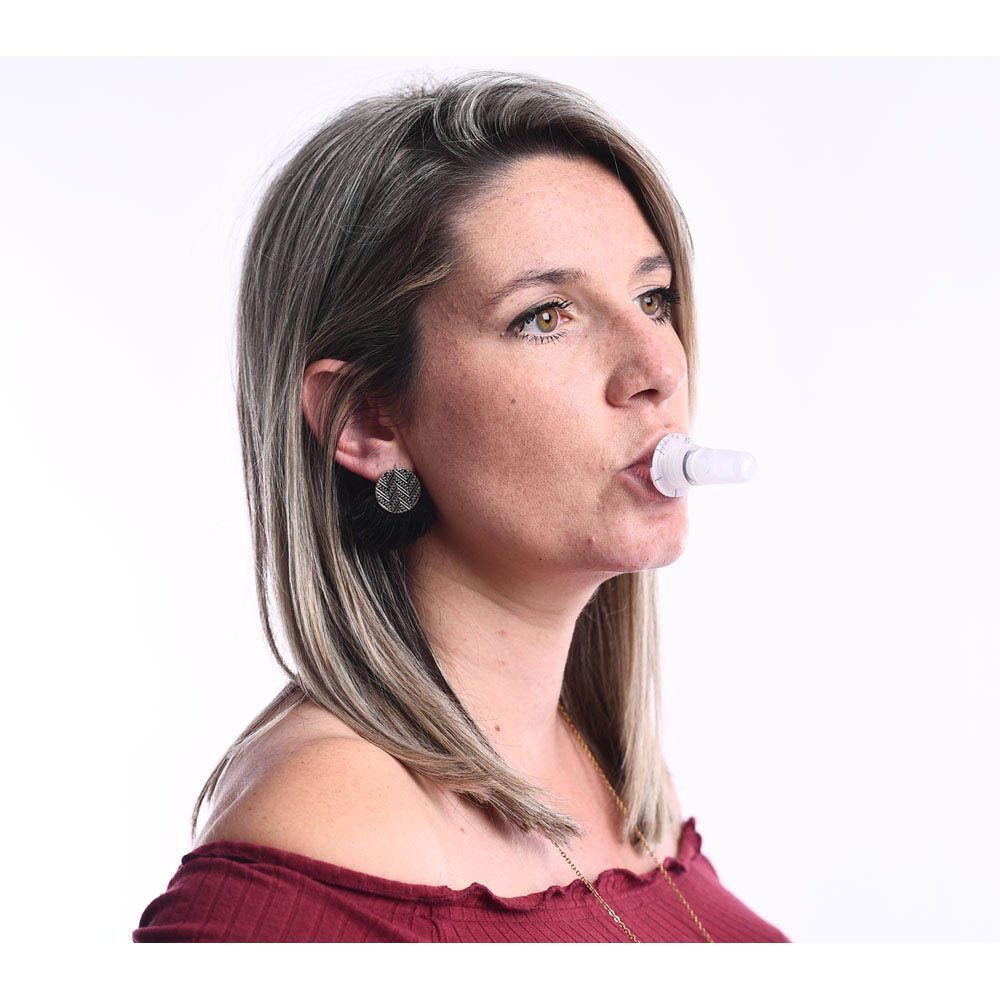 Femme avec STIMED Winner Flow dans la bouche. Elle regarde sur le côté, le produit est positionné dans la bouche.