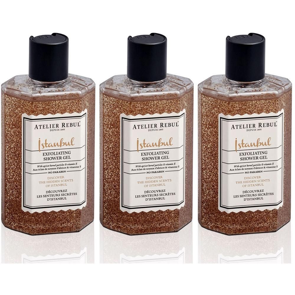 Trois flacons de gel douche. Chaque flacon a un bouchon noir et une étiquette avec les mots « Istanbul » et « Exfoliating Shower Gel ».