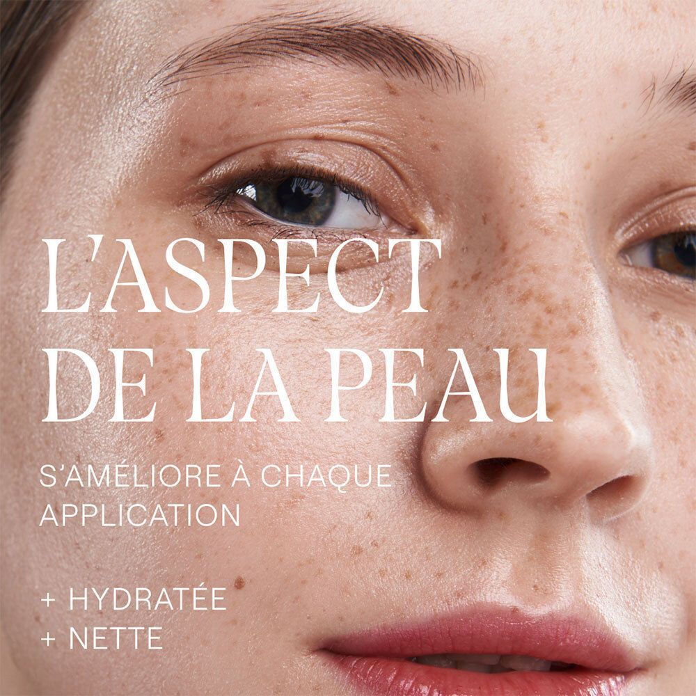 Gros plan sur un visage. Texte: L'ASPECT DE LA PEAU, S'AMÉLIORE À CHAQUE APPLICATION, + HYDRATÉE, + NETTE.