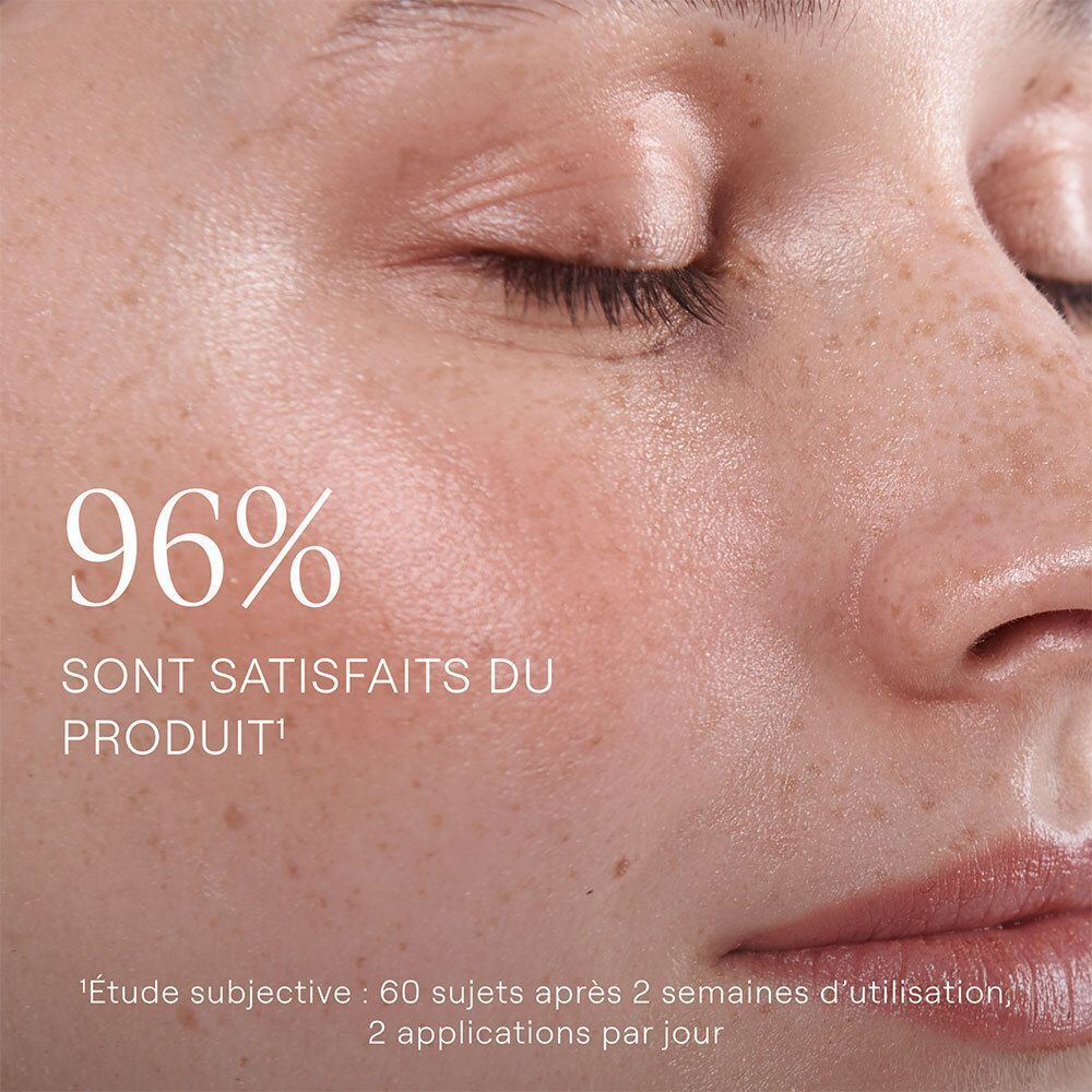 Gros plan sur un visage. Texte: 96% SONT SATISFAITS DU PRODUIT, Étude subjective: 60 sujets après 2 semaines d'utilisation.