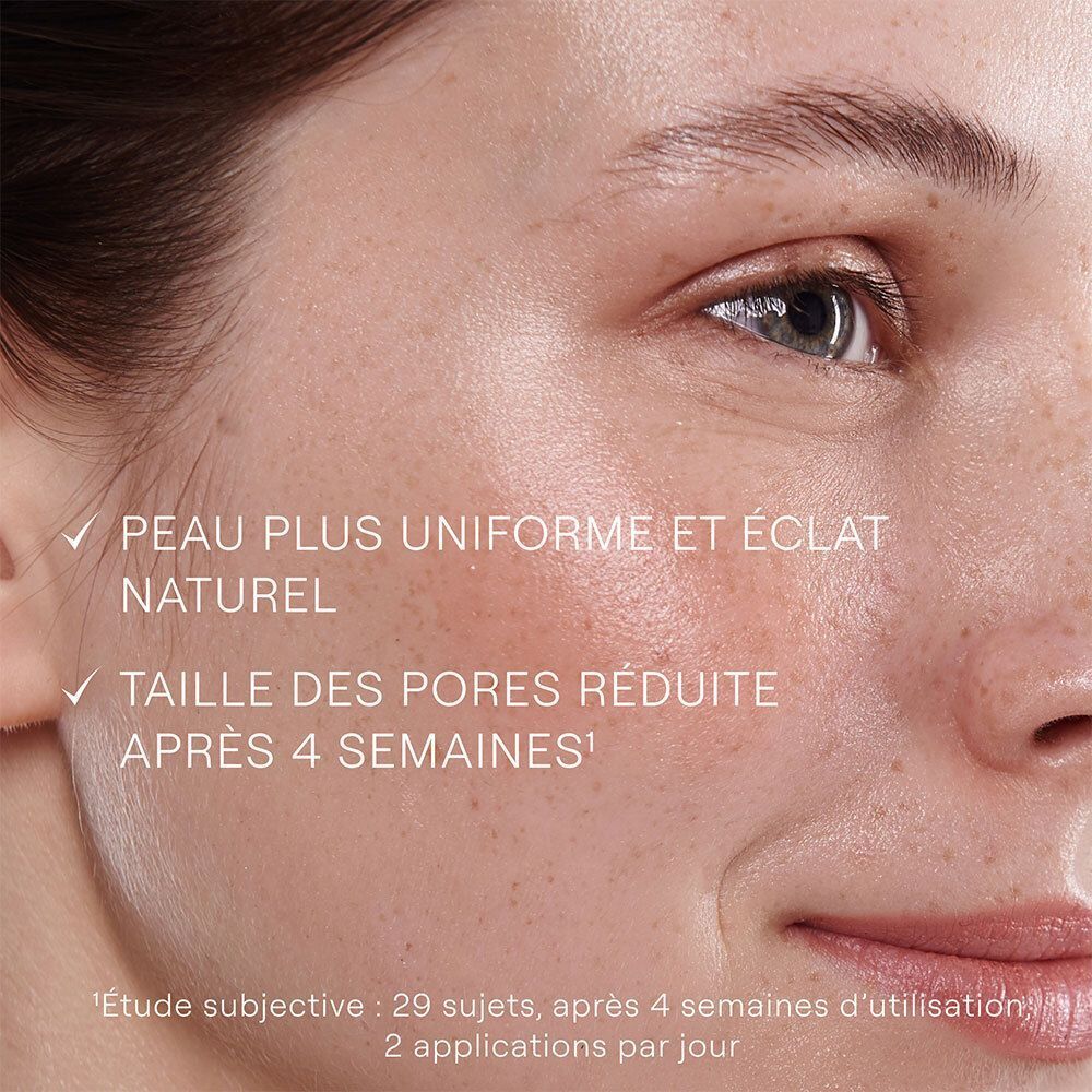 Gros plan sur un visage. Texte: PEAU PLUS UNIFORME ET ÉCLAT NATUREL, TAILLE DES PORES RÉDUITE APRÈS 4 SEMAINES.
