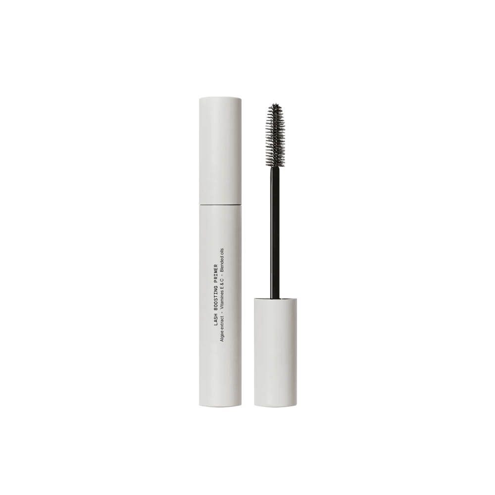 Tube de mascara blanc avec brosse noire. Le texte "LASH DEFINING PRIMER" est visible.