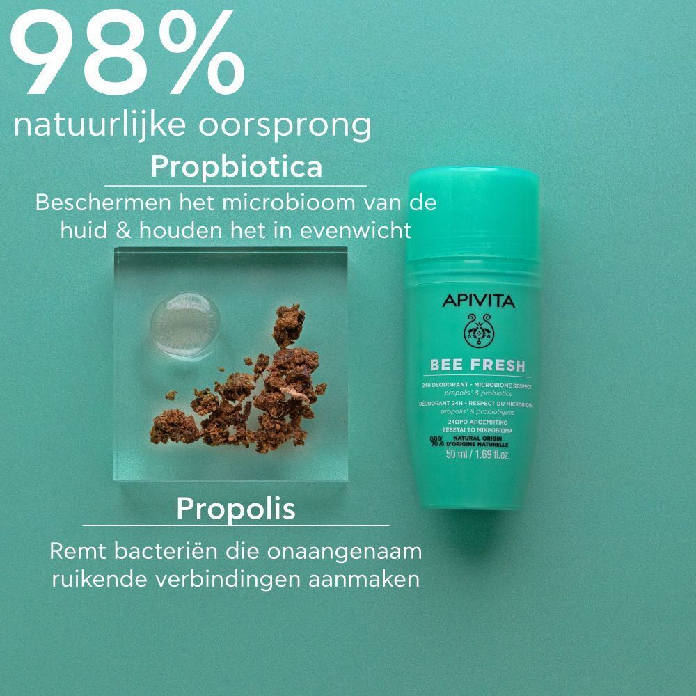 Een groene roll-on deodorant naast propolis en probiotica. Opschrift: Apivita Bee Fresh.