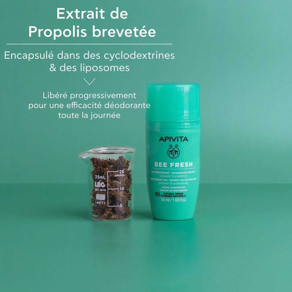 Un déodorant roll-on vert à côté d'un verre de propolis. Inscription : Apivita Bee Fresh.