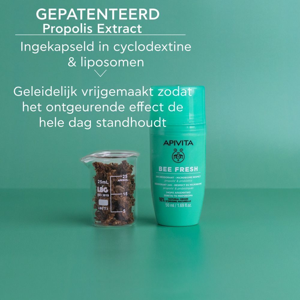 Een groene roll-on deodorant naast een glas met propolis. Opschrift: Apivita Bee Fresh.