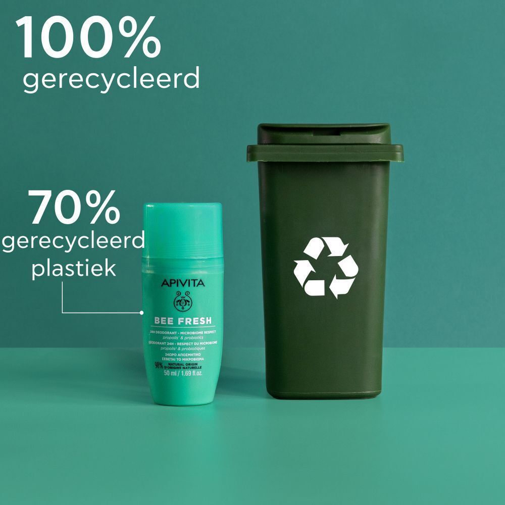 Een groene roll-on deodorant naast een groene vuilnisbak. Opschrift: Apivita Bee Fresh.
