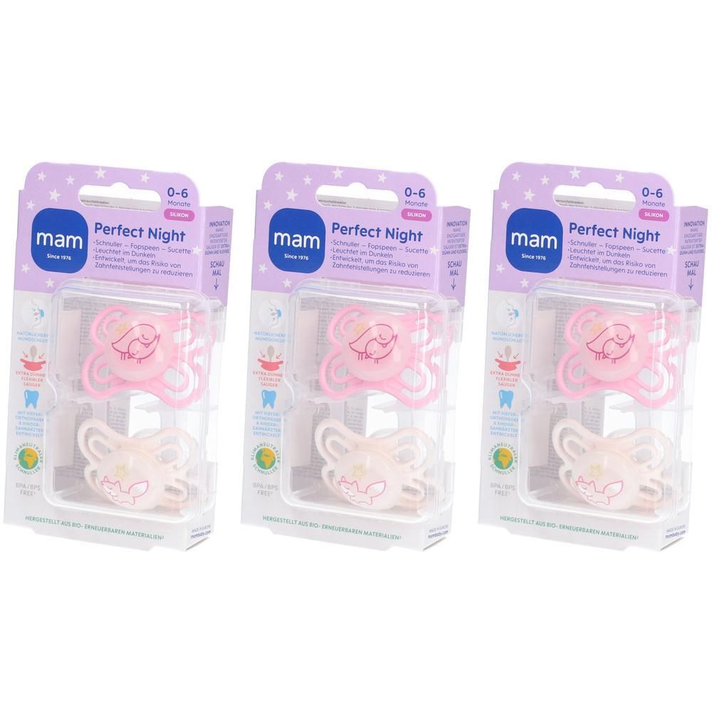 Drie verpakkingen fopspenen. Elke verpakking bevat twee fopspenen, één roze en één crème. Verpakking met productnaam en leeftijdsadvies.