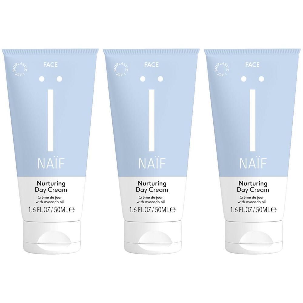 Trois tubes de crème de jour Naïf Nurturing. Tubes bleu clair avec impression blanche. Inscription : NAIF, Nurturing Day Cream, 1.6 FL.OZ/50ML.