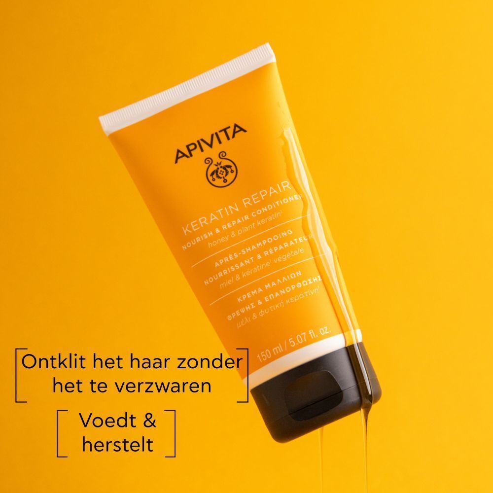 Gele tube conditioner. Opschrift: Apivita, Keratin Repair. Tekst: Ontklit, voedt en herstelt. Gele achtergrond.