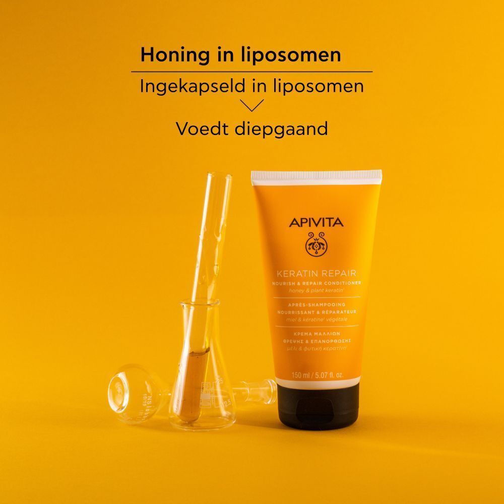 Drie producten: shampoo, masker, conditioner. Opschrift: Apivita, Keratin Repair. Achtergrond: oranje.