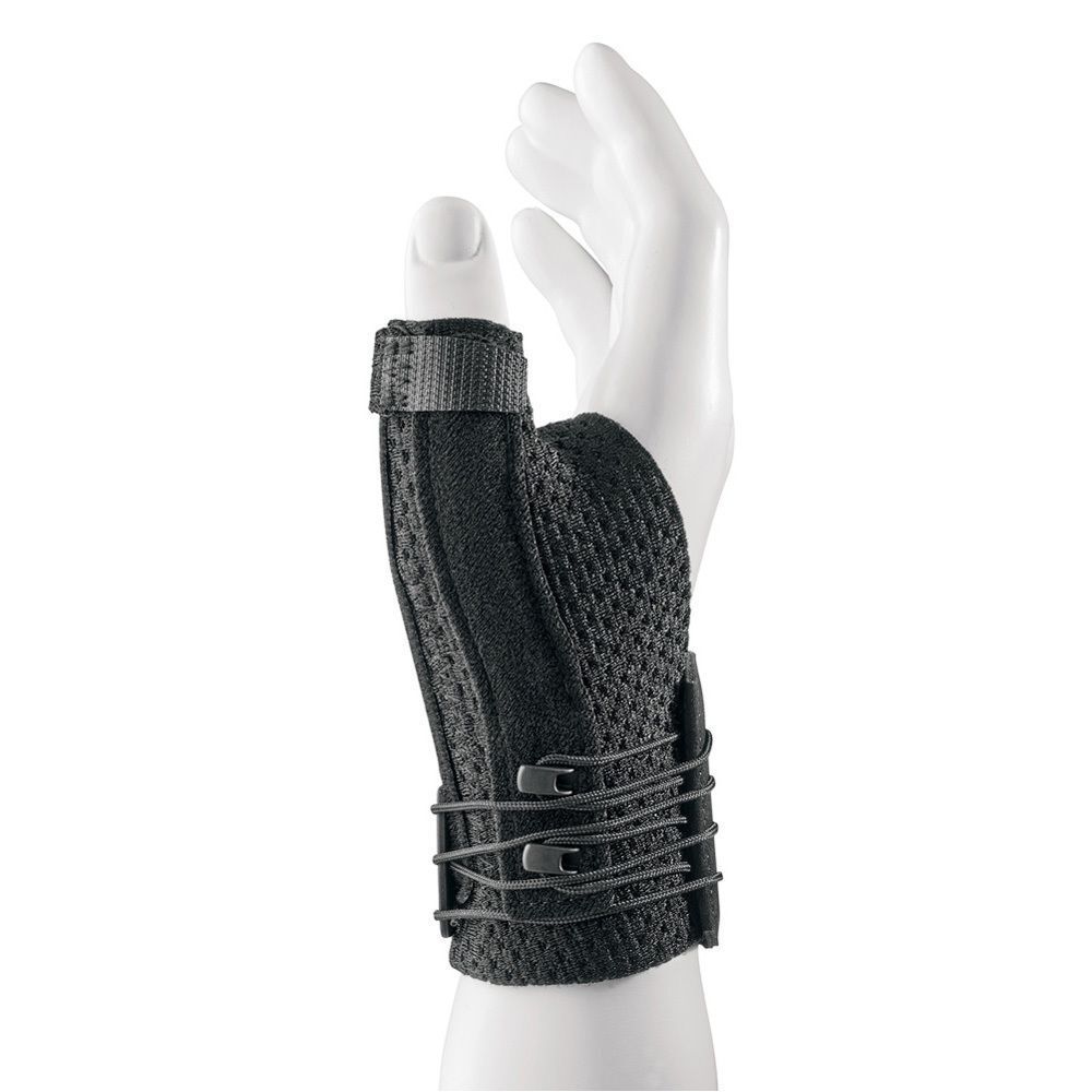 Attelle de Pouce Deluxe FUTURO™, noire, sur une main blanche. Fermeture velcro et boucles.