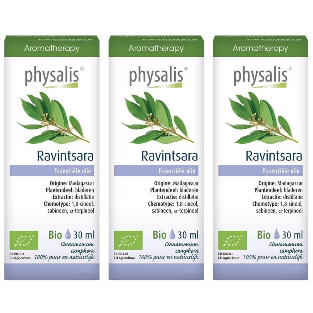 Drie flessen Physalis Ravintsara essentiële olie. Groen-witte etiketten met productnaam, bladeren en bio-keurmerk. 30 ml.
