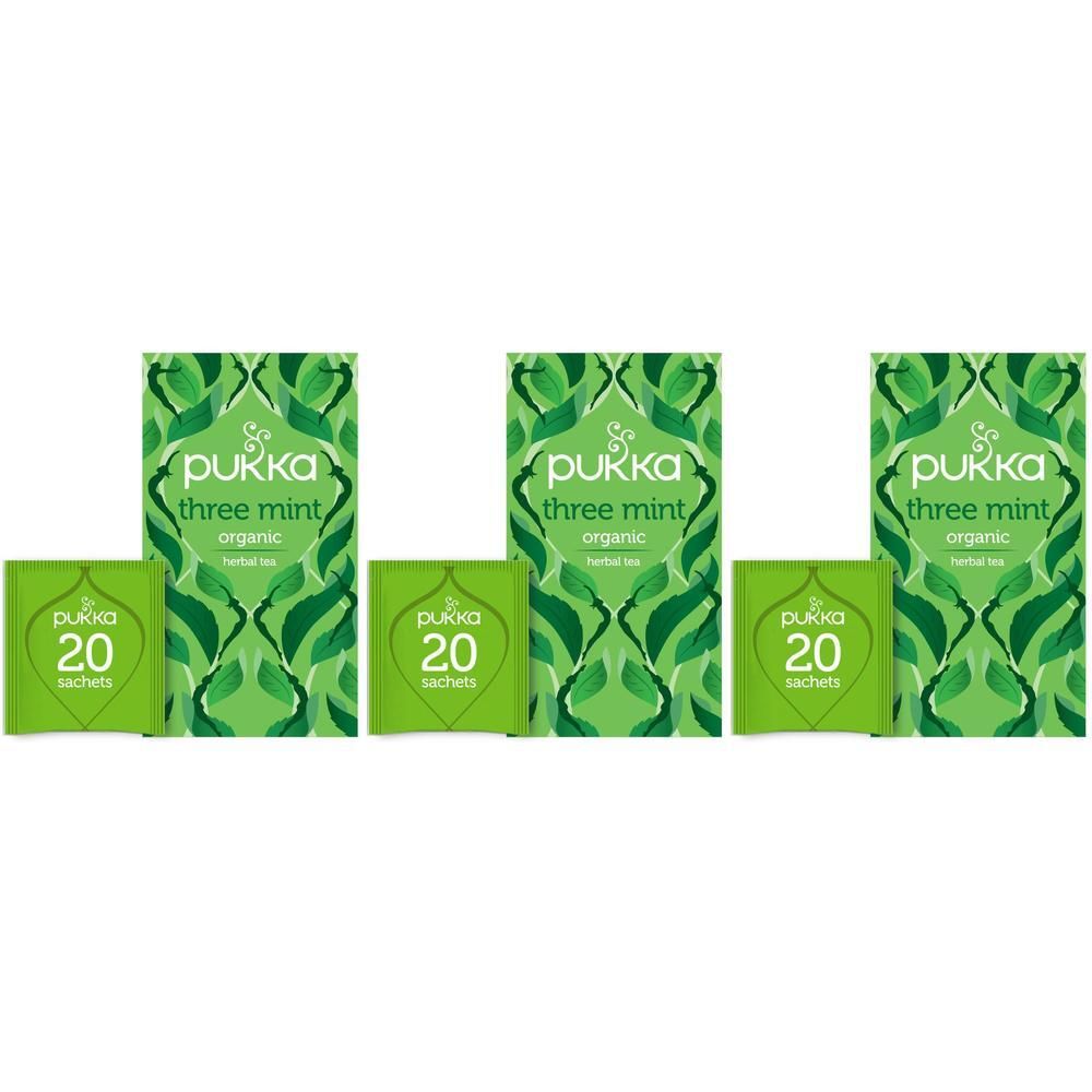 Drie groene verpakkingen van Pukka Three Mint thee. Elke verpakking bevat 20 zakjes. Opschrift: Pukka, Three Mint, organic.