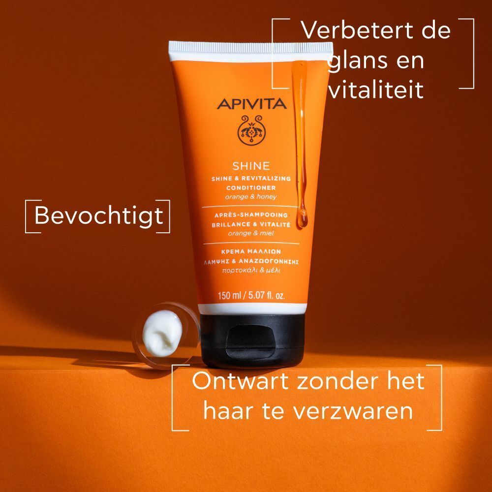 Oranje tube Apivita Shine Conditioner. Tekst: Shine, Orange & Honey. Tekst: Verbetert glans en vitaliteit.