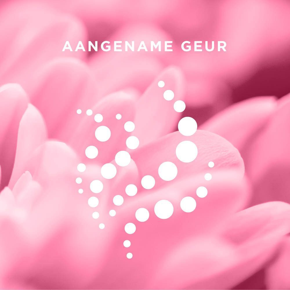 Bloemenpatroon met witte stippen. Tekst: Aangename geur. Roze achtergrond.