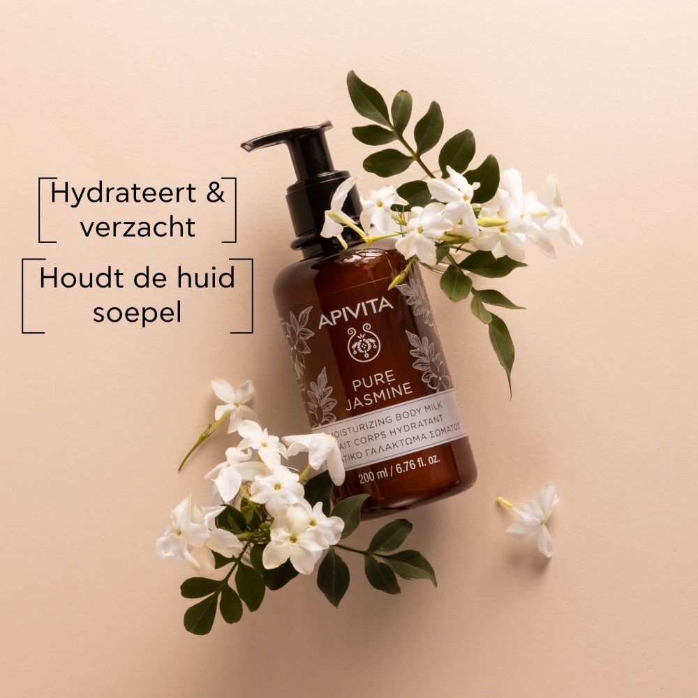 Apivita Pure Jasmine Lait Corps Hydratant fles, omringd door jasmijnbloemen. Tekst: Hydrateert & verzacht, Houdt de huid soepel.