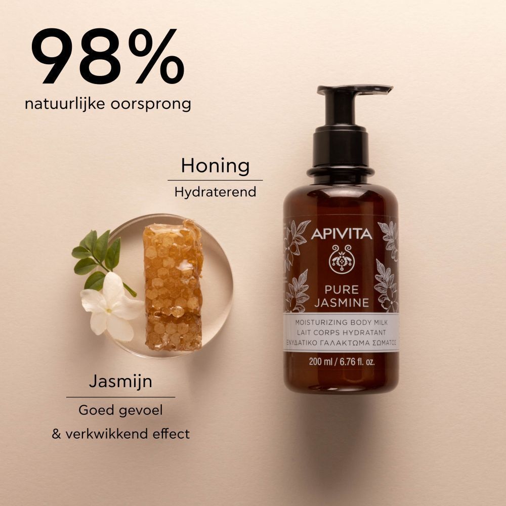 Apivita Pure Jasmine Lait Corps Hydratant fles naast honingraat en jasmijnbloem. Tekst: 98% natuurlijke oorsprong.