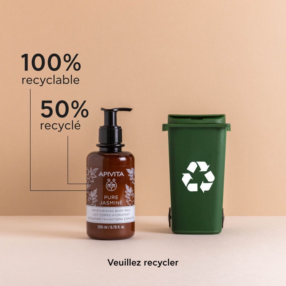 Apivita Pure Jasmine Lait Corps Hydratant à côté d'une poubelle verte. Texte: 100% recyclable, 50% recyclé.