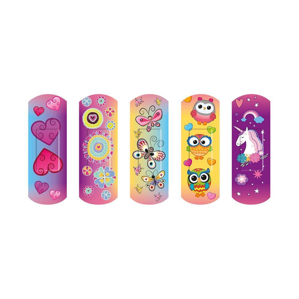 Vijf Nexcare Happy Kids pleisters met verschillende designs: harten, bloemen, vlinders, uilen en eenhoorn.