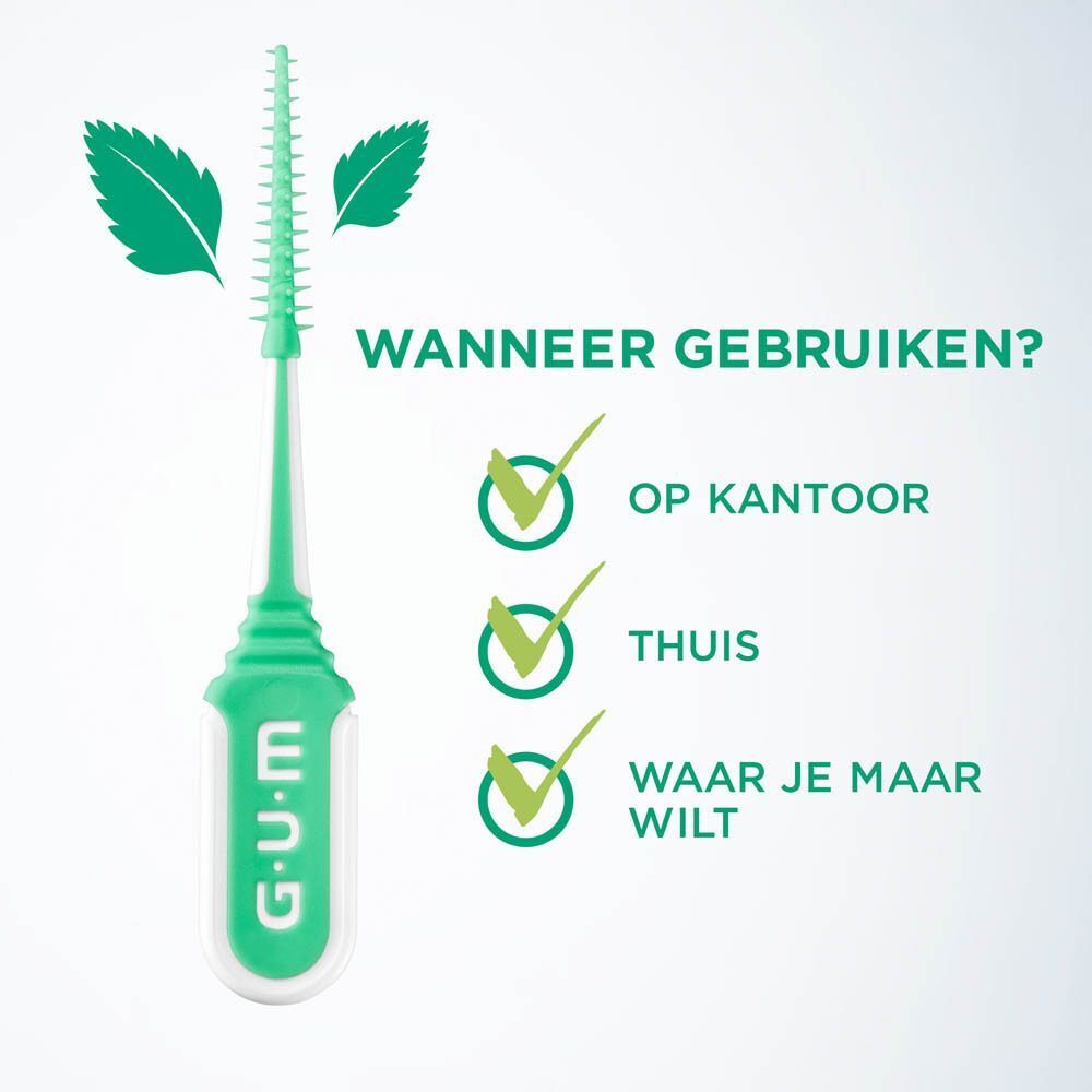 Man poetst tanden voor spiegel met groene GUM Soft-Pick. Hij glimlacht.