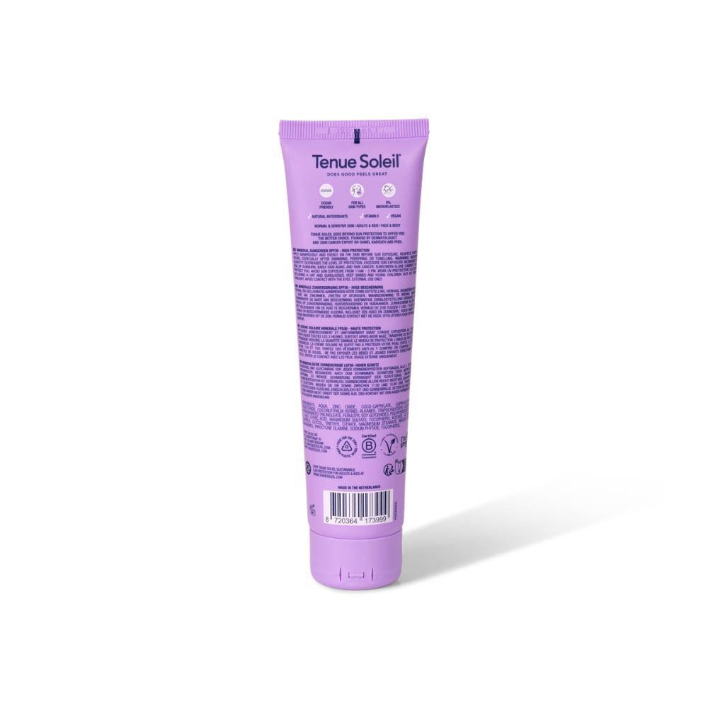 Achterkant van een paarse tube zonnecrème. Tekst: Tenue Soleil, ingrediënten, certificeringen.