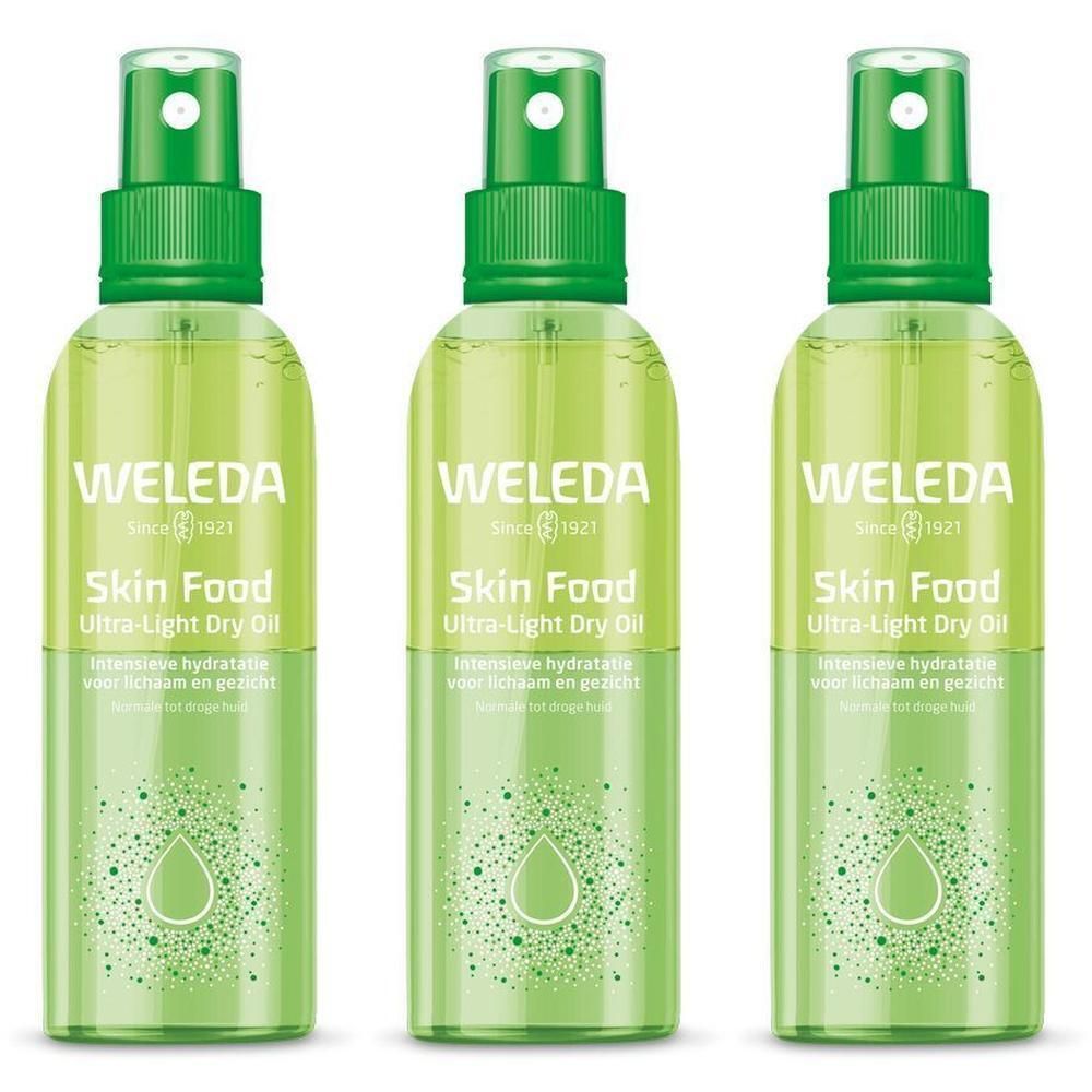 Drie flessen met groene spraykop. Opschrift: Weleda Skin Food Ultra-Light Dry Oil. Heldere vloeistof, groene etiketten.