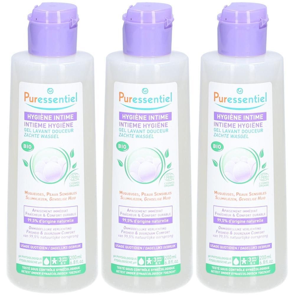 Trois flacons avec bouchons violets. Chaque flacon porte l'inscription "Puressentiel Hygiène Intime Gel Lavant Douceur" et "BIO".