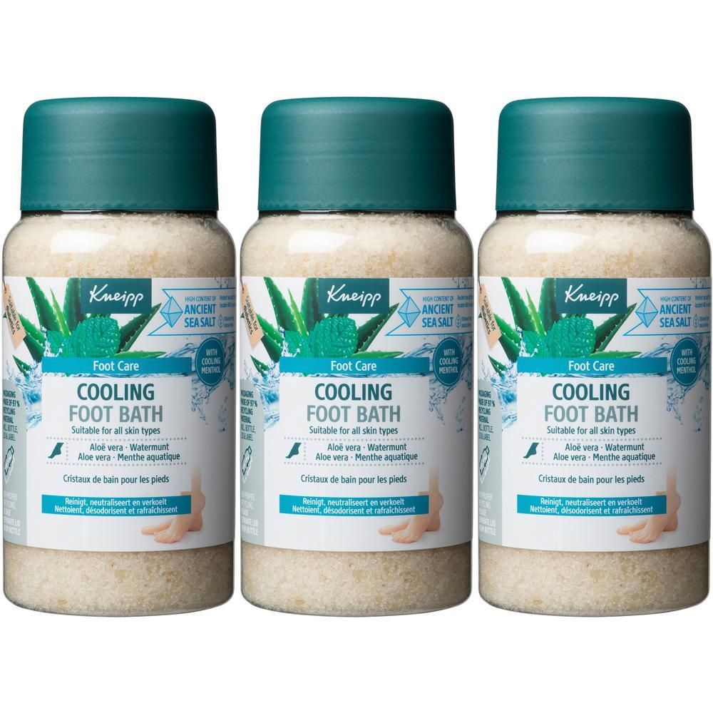 Drie flessen Kneipp Cristaux de Bain pour les Pieds Cooling. Witte kristallen, groene deksels, etiketten met tekst en logo.