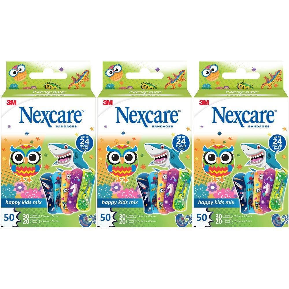 Trois boîtes de pansements Nexcare Happy Kids Mix. Emballage avec motifs colorés : hibou, requin et divers motifs. 50, 30 et 20 pièces.