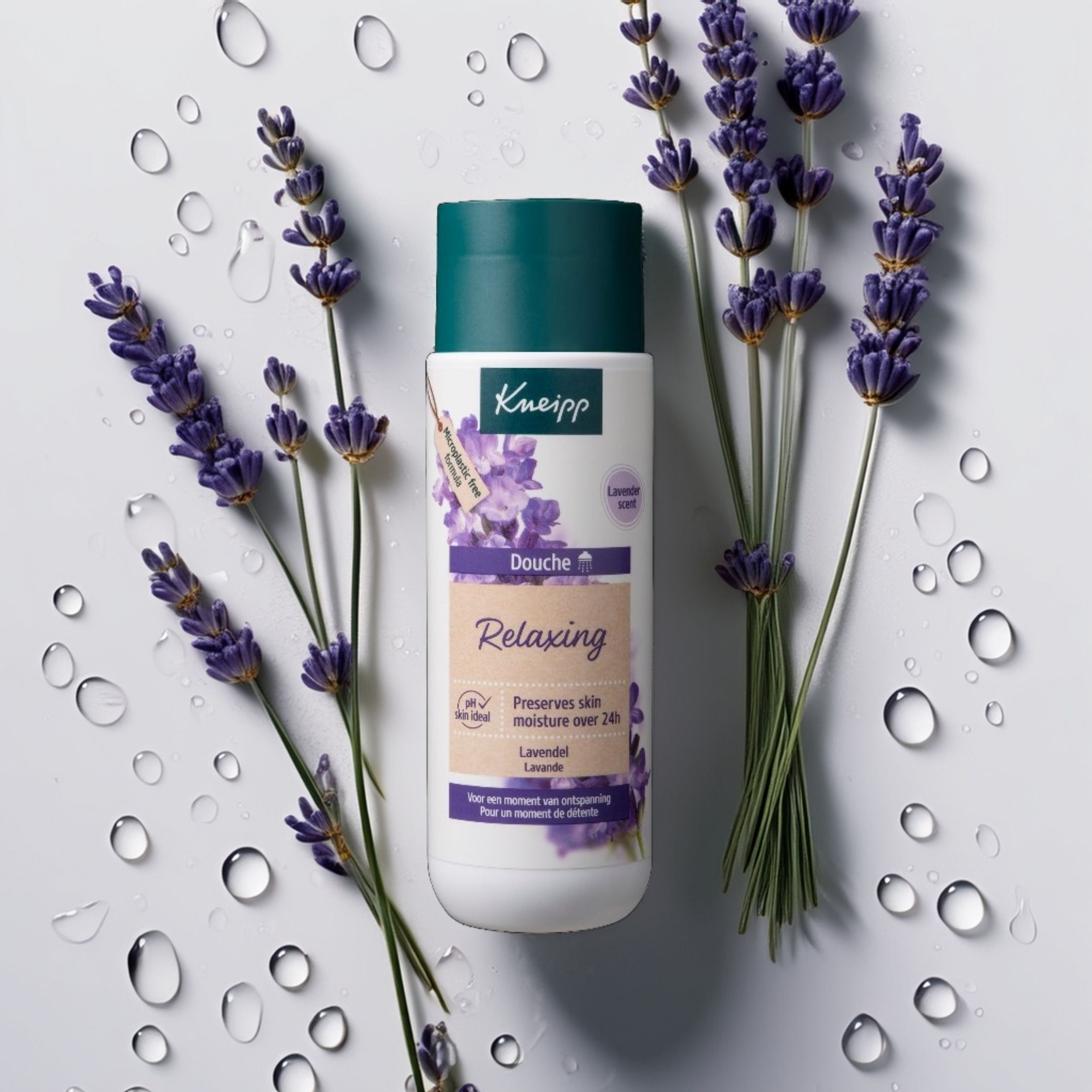 Flacon Kneipp Douche Relaxing avec brins de lavande et gouttes d'eau. Produit sur fond blanc.