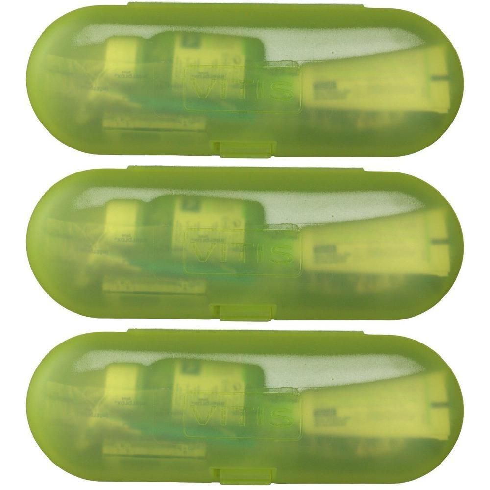 Drie groene, ovale etuis. Elk bevat een tandenborstel, tandpasta en accessoires. De etuis zijn transparant.