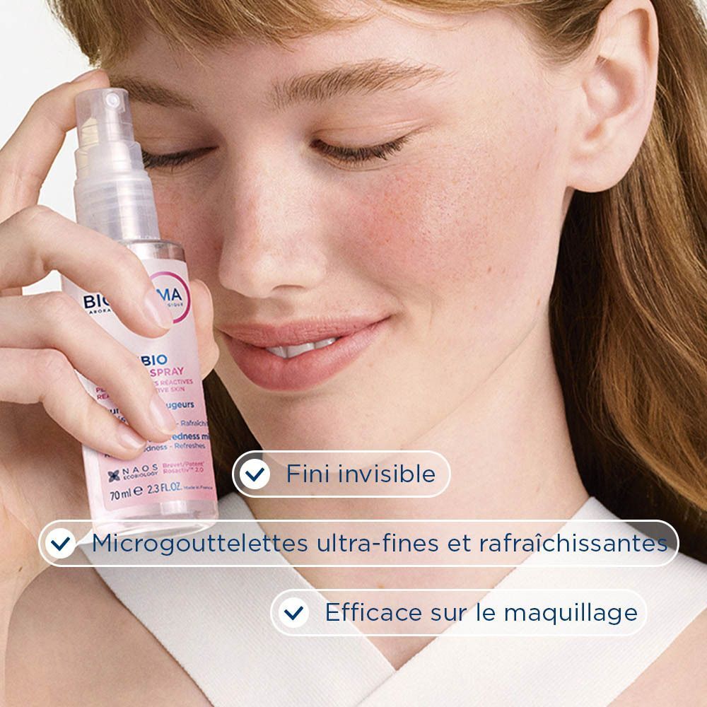 Femme tenant Bioderma Sensibio AR+ SOS Spray. Texte: Fini invisible, Microgouttelettes, Efficace.