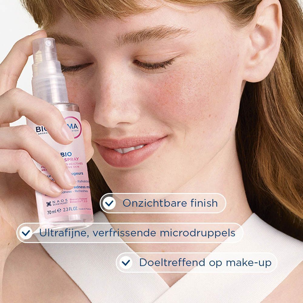 Vrouw houdt Bioderma Sensibio AR+ SOS Spray. Tekst: Onzichtbare finish, Microdruppels, Doeltreffend.