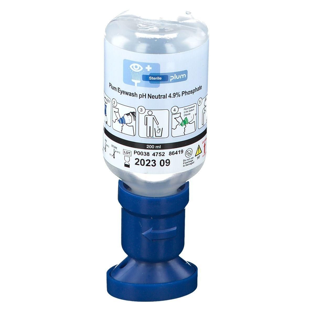 Transparante fles met blauwe voet. Opschrift: Plum Eyewash pH Neutral 4.9% Phosphate. Vervaldatum 2023 09.