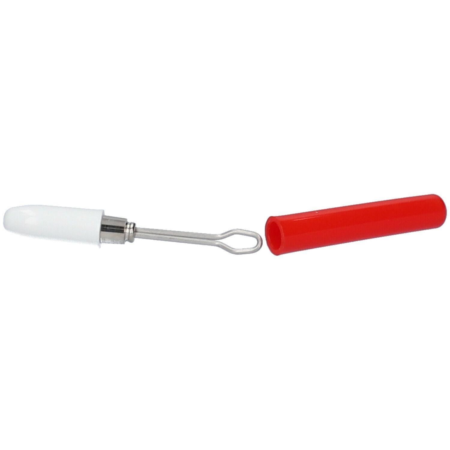 Nettoyeur d'oreille avec manche blanc, tige métallique et capuchon rouge. La tige a une boucle.