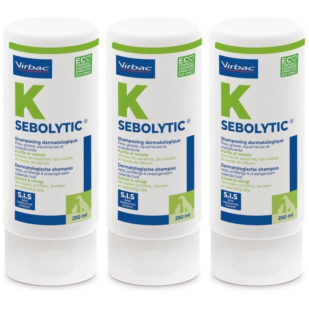Trois flacons blancs avec étiquette verte et bleue. Inscription: K Sebolytic, shampooing dermatologique. 250 ml.