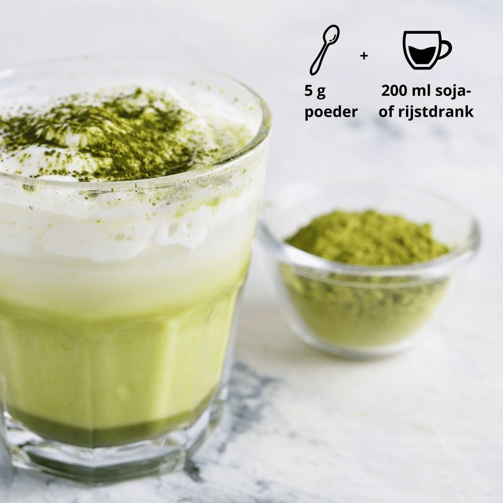 Glas Latté drank. Kom met poeder. Tekst: 5 g poeder + 200 ml soja- of rijstdrank.