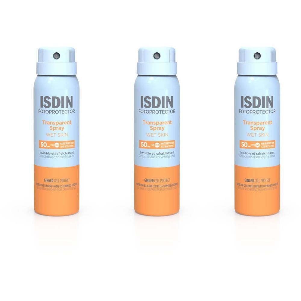 Drie wit-blauwe spuitbussen. Opschrift: ISDIN FOTOPROTECTOR Transparent Spray Wet Skin SPF 50. Oranje onderkant.